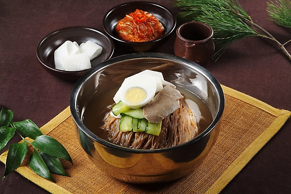 포토 JPG 스튜디오촬영 한국문화 그릇 한식 음식 여름음식 김치 오이 실내 육류 요리 사람없음 장식 계란 면류 면 받침대 냉면 솔잎 물냉면 무채 제철음식 국내포토 동양문화 식기 잎 채소 식재료 한국 내부 알 제철 파일형식 여름_계절