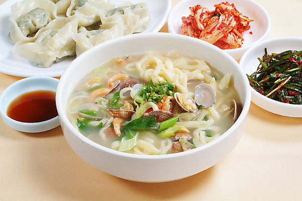 포토 JPG 스튜디오촬영 한국문화 그릇 접시 한식 음식 김치 실내 요리 사람없음 면류 면 만두 간장 찐만두 칼국수 바지락 바지락칼국수 부추무침 국내포토 동양문화 식기 조개 한국 내부 양념 국수 무침 파일형식