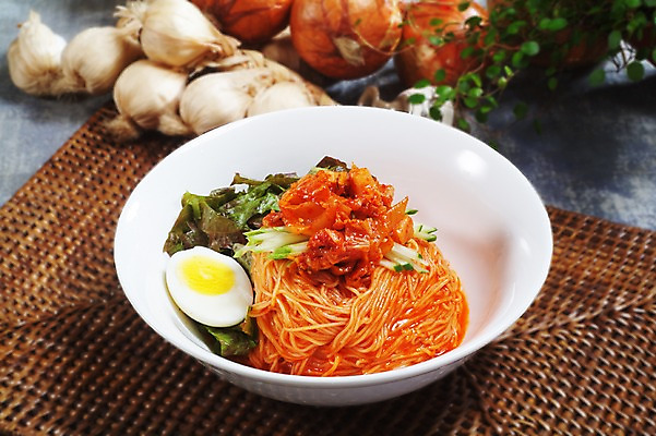 포토 JPG 스튜디오촬영 한국문화 그릇 한식 음식 오이 실내 마늘 요리 사람없음 장식 계란 면류 면 상추 받침대 국수 비빔국수 국내포토 동양문화 식기 채소 한국 내부 알 파일형식