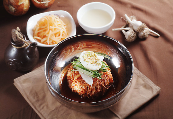 포토 JPG 스튜디오촬영 한국문화 그릇 한식 음식 여름음식 오이 실내 마늘 육류 요리 사람없음 장식 계란 면류 면 천 받침대 냉면 비빔냉면 육수 무채 제철음식 국내포토 동양문화 식기 채소 식재료 한국 내부 알 직물 제철 파일형식 여름_계절