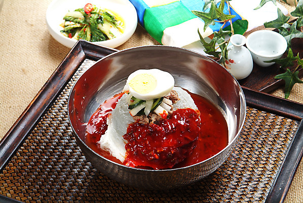 포토 JPG 스튜디오촬영 한국문화 그릇 한식 음식 술잔 여름음식 김치 오이 실내 육류 요리 사람없음 장식 계란 면류 면 받침대 냉면 비빔냉면 제철음식 국내포토 동양문화 식기 채소 식재료 잔 한국 내부 알 제철 파일형식 여름_계절 아시아 문화 나라