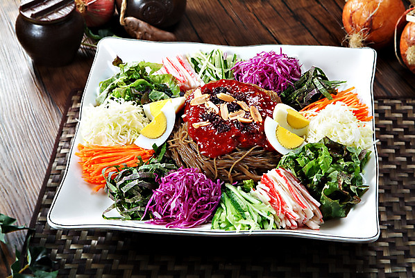 포토 JPG 스튜디오촬영 한국문화 그릇 접시 한식 음식 채소 고추 오이 실내 요리 사람없음 장식 계란 당근 면류 면 양념 상추 받침대 양배추 홍고추 깻잎 적채 맛살 쟁반국수 국내포토 동양문화 식기 뿌리채소 한국 내부 알 국수 파일형식