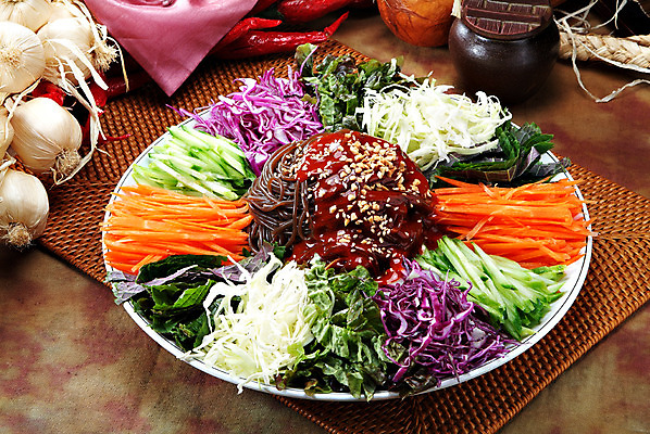 포토 JPG 스튜디오촬영 한국문화 그릇 접시 한식 음식 채소 고추 오이 실내 요리 사람없음 장식 당근 면류 면 양념 상추 받침대 양배추 홍고추 깻잎 적채 쟁반국수 국내포토 동양문화 식기 뿌리채소 한국 내부 국수 파일형식