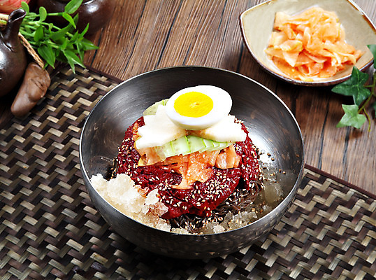 포토 JPG 스튜디오촬영 한국문화 그릇 접시 한식 음식 여름음식 오이 실내 육류 요리 사람없음 장식 계란 얼음 면류 면 받침대 냉면 비빔냉면 무채 제철음식 국내포토 자연요소 동양문화 식기 채소 식재료 한국 내부 알 제철 파일형식 여름_계절