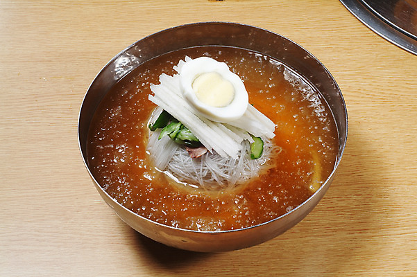 포토 JPG 스튜디오촬영 한국문화 그릇 한식 음식 여름음식 오이 실내 육류 요리 사람없음 계란 면류 면 냉면 물냉면 무채 제철음식 국내포토 동양문화 식기 채소 식재료 한국 내부 알 제철 파일형식 여름_계절