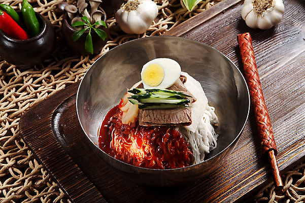 포토 JPG 스튜디오촬영 한국문화 그릇 한식 음식 고추 여름음식 오이 실내 마늘 육류 요리 사람없음 장식 계란 면류 면 받침대 홍고추 냉면 풋고추 느타리버섯 비빔냉면 함흥냉면 제철음식 국내포토 동양문화 식기 채소 식재료 한국 내부 알 버섯 제철 파일형식 북한음식 여름_계절