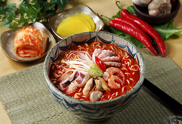 포토 JPG 스튜디오촬영 한국문화 그릇 한식 음식 젓가락 고추 김치 새우 실내 요리 사람없음 라면 면류 면 분식 받침대 해산물 오징어 홍고추 단무지 홍합 배추김치 해물라면 국내포토 동양문화 식기 채소 어패류 연체동물 한국 수저 갑각류 내부 수중동물 파일형식