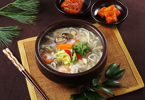 포토 JPG 스튜디오촬영 한국문화 그릇 한식 음식 젓가락 고추 호박 김치 새우 실내 요리 사람없음 당근 면류 면 고명 깍두기 받침대 해산물 배추김치 솔잎 칼국수 바지락 해물칼국수 국내포토 동양문화 식기 잎 채소 조개 뿌리채소 한국 수저 갑각류 내부 국수 파일형식