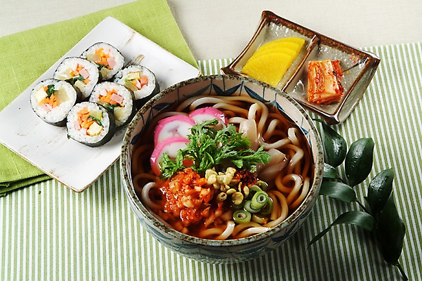 포토 JPG 스튜디오촬영 한국문화 그릇 접시 한식 음식 김치 실내 요리 사람없음 면류 면 분식 천 김밥 단무지 우동 쑥갓 김치우동 국내포토 동양문화 식기 채소 한국 내부 직물 일본음식 파일형식