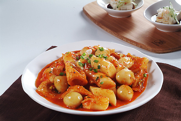 포토 JPG 스튜디오촬영 한국문화 그릇 접시 한식 음식 떡 실내 요리 사람없음 어묵 떡볶이 분식 받침대 메추리알 연두부 국내포토 동양문화 식기 한국 내부 알 두부 파일형식