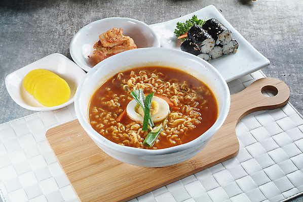 포토 JPG 스튜디오촬영 한국문화 그릇 한식 음식 김치 실내 요리 사람없음 라면 면류 면 분식 받침대 김밥 단무지 충무김밥 국내포토 동양문화 식기 한국 내부 파일형식