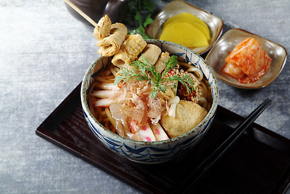 포토 JPG 스튜디오촬영 한국문화 그릇 한식 음식 젓가락 김치 쟁반 실내 요리 사람없음 면류 면 분식 어묵꼬치 단무지 우동 어묵우동 국내포토 동양문화 식기 한국 수저 내부 꼬치 어묵 일본음식 파일형식