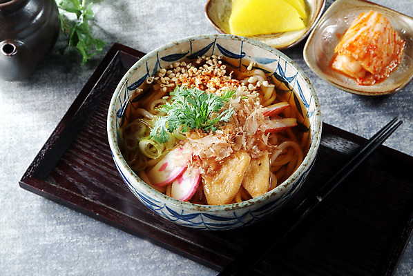 포토 JPG 스튜디오촬영 한국문화 그릇 한식 음식 젓가락 쟁반 실내 요리 사람없음 장식 면류 면 어묵 분식 받침대 배추 단무지 우동 쑥갓 유부 유부우동 국내포토 동양문화 식기 채소 한국 수저 내부 일본음식 파일형식