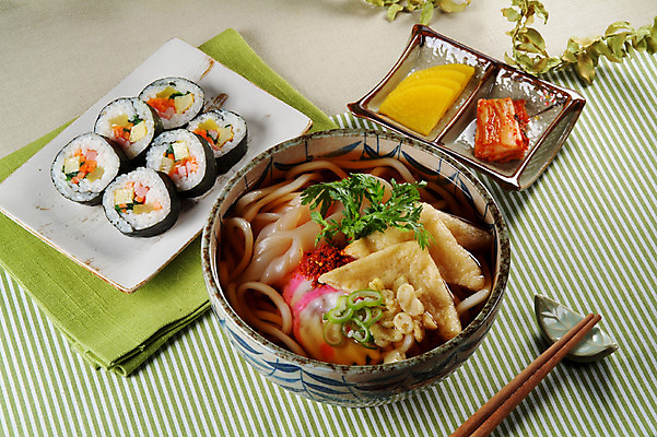 포토 JPG 스튜디오촬영 한국문화 그릇 접시 한식 음식 젓가락 김치 실내 요리 사람없음 장식 면류 면 분식 천 김밥 단무지 우동 유부우동 국내포토 동양문화 식기 한국 수저 내부 직물 일본음식 파일형식