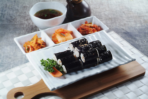 포토 JPG 스튜디오촬영 한국문화 그릇 접시 한식 음식 실내 요리 사람없음 분식 깍두기 김밥 국 무김치 어묵볶음 오징어볶음 충무김밥 국내포토 동양문화 식기 김치 한국 내부 볶음 파일형식