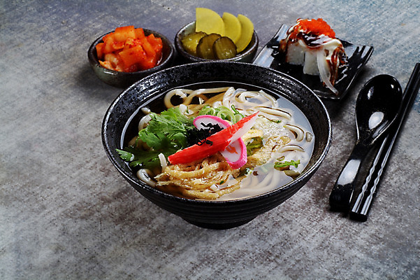 포토 JPG 스튜디오촬영 그릇 접시 음식 젓가락 실내 요리 사람없음 숟가락 면류 면 분식 깍두기 피클 단무지 우동 롤 쑥갓 맛살 유부 튀김우동 국내포토 식기 채소 김치 수저 내부 절임 일본음식 파일형식