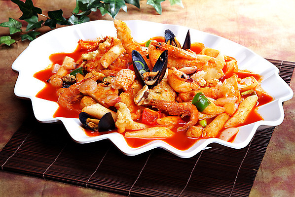 포토 JPG 스튜디오촬영 한국문화 그릇 접시 한식 음식 잎 새우 떡 실내 요리 사람없음 장식 떡볶이 분식 받침대 오징어 홍합 해물떡볶이 국내포토 식물 동양문화 식기 어패류 연체동물 한국 갑각류 내부 수중동물 파일형식