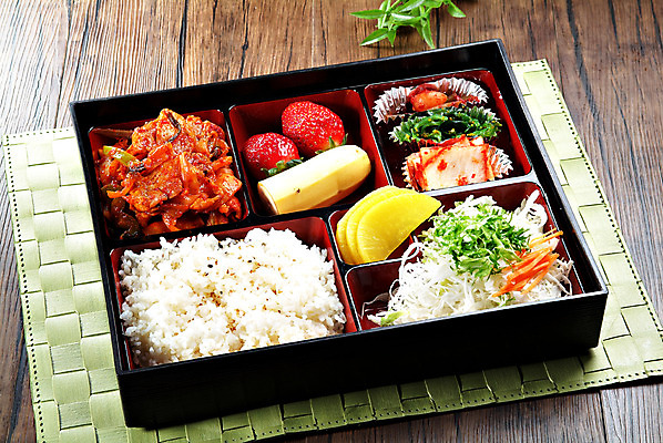 포토 JPG 스튜디오촬영 접시 음식 잎 과일 딸기 밥 김치 바나나 실내 요리 사람없음 샐러드 받침대 도시락 단무지 제육볶음 마늘종 국내포토 식물 식기 한식 줄기 마늘 내부 파일형식