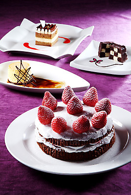 포토 JPG 스튜디오촬영 그릇 접시 음식 빵 과일 딸기 디저트 실내 요리 사람없음 케이크 빵집 다양 조각케이크 딸기케이크 국내포토 식기 다수 내부 상점 파일형식