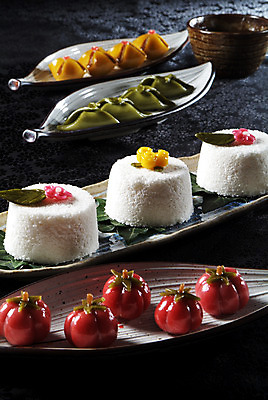 포토 JPG 스튜디오촬영 한국문화 그릇 접시 한식 음식 디저트 떡 실내 요리 사람없음 전통음식 다과 떡케이크 쌈떡 국내포토 동양문화 전통 식기 한국 내부 케이크 파일형식