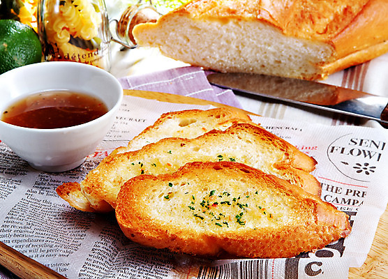 포토 JPG 스튜디오촬영 그릇 접시 음식 빵 실내 요리 사람없음 장식 빵집 신문 칼 바게트 마늘빵 빵칼 국내포토 식기 내부 간행물 상점 뉴스 나이프 파일형식