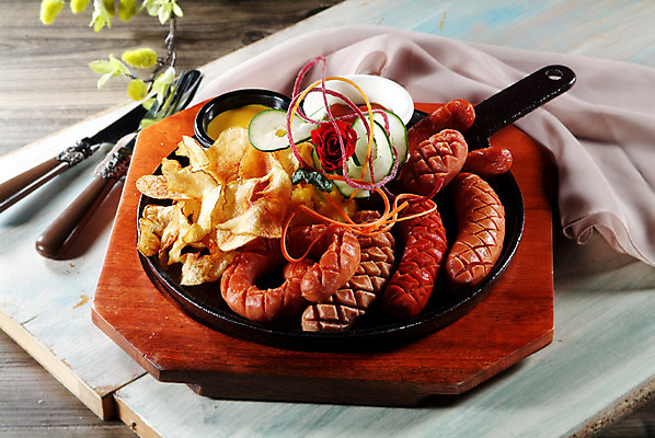 포토 JPG 스튜디오촬영 그릇 접시 음식 포크 실내 요리 사람없음 소시지 나이프 천 받침대 안주 모듬소시지 국내포토 식기 내부 직물 가공식품 칼 파일형식