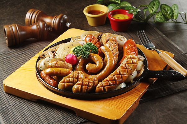 포토 JPG 스튜디오촬영 그릇 접시 음식 포크 잎 양파 실내 파슬리 요리 사람없음 소시지 받침대 안주 모듬 모듬소시지 국내포토 식물 식기 채소 내부 가공식품 파일형식