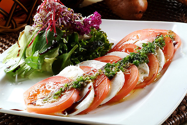 포토 JPG 스튜디오촬영 그릇 접시 음식 토마토 치즈 실내 요리 사람없음 샐러드 발사믹샐러드 카프레제 국내포토 식기 채소 유제품 내부 파일형식