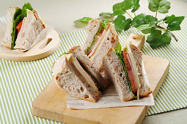 포토 JPG 스튜디오촬영 접시 음식 빵 디저트 실내 샌드위치 요리 사람없음 빵집 천 냅킨 곡물빵 햄치즈샌드위치 국내포토 식기 내부 상점 직물 파일형식