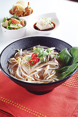 포토 JPG 스튜디오촬영 그릇 접시 음식 방울토마토 실내 육류 요리 사람없음 버섯 샐러드 면류 면 천 받침대 베트남문화 동남아음식 베트남음식 숙주 쌀국수 연두부 국내포토 동양문화 식기 외국문화 토마토 식재료 내부 직물 국수 두부 파일형식