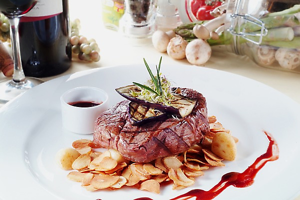 포토 JPG 스튜디오촬영 그릇 접시 음식 와인잔 가지 실내 스테이크 요리 사람없음 와인 레드와인 와인병 양송이 새송이버섯 안심스테이크 국내포토 식기 채소 술잔 병_용기 주류 서양음식 내부 버섯 파일형식