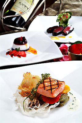 포토 JPG 스튜디오촬영 그릇 접시 음식 주류 실내 스테이크 요리 사람없음 와인 버섯 와인병 연어 느타리버섯 연어스테이크 국내포토 식기 음료 병_용기 서양음식 어류 내부 파일형식