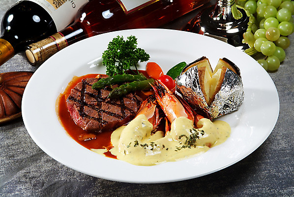 포토 JPG 스튜디오촬영 그릇 접시 음식 방울토마토 새우 주류 실내 파슬리 스테이크 요리 사람없음 와인 와인병 아스파라거스 구운감자 안심스테이크 국내포토 식기 음료 토마토 채소 병_용기 감자 서양음식 갑각류 내부 파일형식