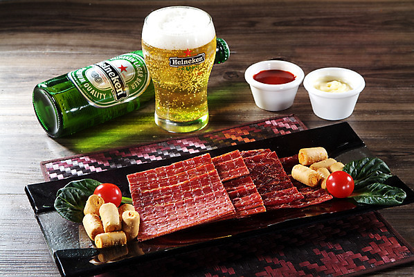 포토 JPG 스튜디오촬영 그릇 접시 음식 방울토마토 잔 맥주 주류 실내 요리 사람없음 거품 병 받침대 안주 맥주잔 맥주병 마요네즈 육포 국내포토 식기 음료 토마토 술잔 술병 내부 소스_음식 파일형식