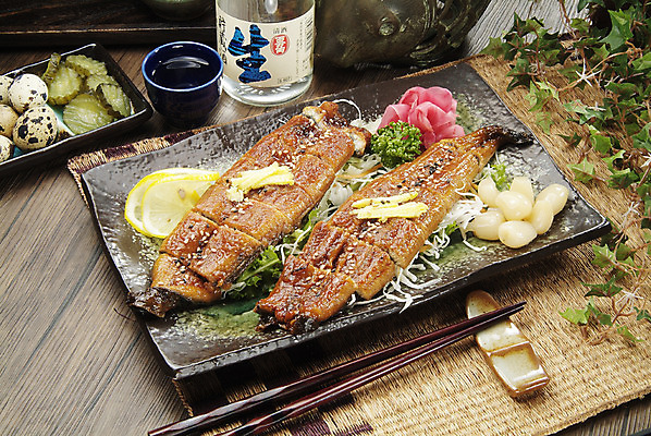 포토 JPG 스튜디오촬영 그릇 음식 잎 일본문화 술잔 젓가락 술병 주류 실내 요리 사람없음 장어 레몬 받침대 안주 피클 생강 락교 메추리알 장어구이 일본음식 국내포토 식물 동양문화 식기 음료 외국문화 채소 과일 병_용기 잔 수저 어류 내부 알 생선요리 절임 염교 파일형식