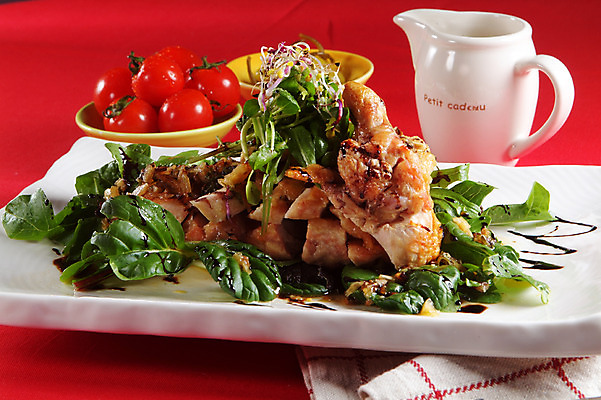 포토 JPG 스튜디오촬영 그릇 접시 음식 방울토마토 실내 요리 사람없음 치킨 그릴구이 새싹채소 치킨요리 국내포토 식기 토마토 채소 내부 구이 닭고기요리 파일형식