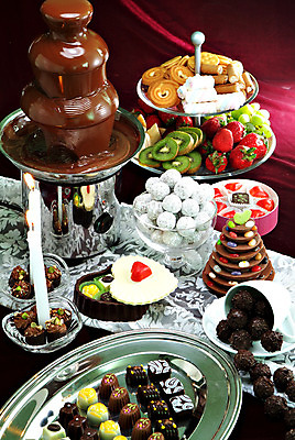 포토 JPG 스튜디오촬영 그릇 접시 음식 다수 과일 초 촛불 딸기 포도 디저트 실내 키위 요리 사람없음 쿠키 과자 케이크 초콜릿 다양 청포도 퐁듀 국내포토 식기 내부 파일형식