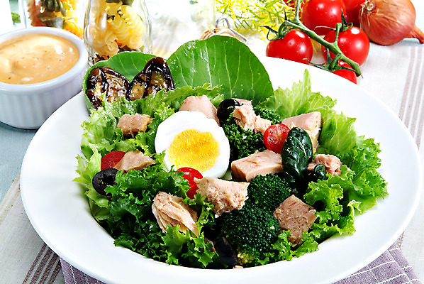 포토 JPG 스튜디오촬영 그릇 접시 음식 토마토 실내 요리 사람없음 계란 치킨 샐러드 브로콜리 로티니 치킨샐러드 국내포토 식기 채소 내부 알 닭고기요리 파일형식