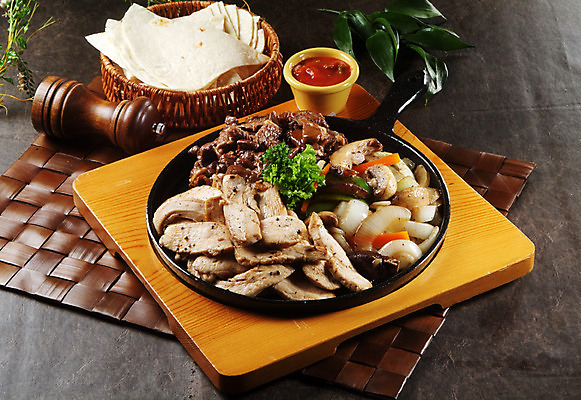 포토 JPG 스튜디오촬영 접시 음식 잎 양파 실내 요리 사람없음 버섯 받침대 야채볶음 토르티야 치킨화이타 국내포토 식물 식기 채소 내부 볶음 파일형식 파히타