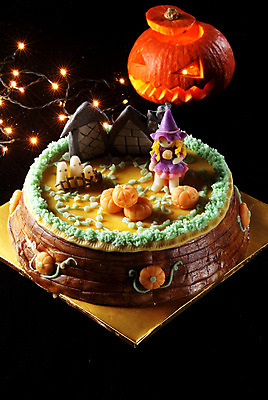 포토 JPG 스튜디오촬영 접시 음식 빵 전구 디저트 조명 실내 요리 사람없음 케이크 빵집 할로윈 제빵 잭오랜턴 호박케이크 국내포토 식기 내부 제과제빵 상점 파일형식