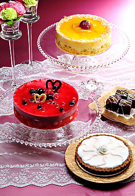 포토 JPG 스튜디오촬영 접시 꽃 음식 조각 디저트 실내 요리 사람없음 장식 케이크 빵집 식탁보 천 파이 초코케이크 과일케이크 타르트 국내포토 레이스천 식물 식기 빵 내부 상점 직물 파이_빵 파일형식