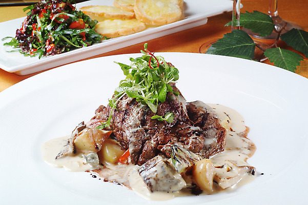 포토 JPG 스튜디오촬영 그릇 접시 음식 잎 실내 스테이크 요리 사람없음 샐러드 마늘빵 크림소스 크림찹스테이크 국내포토 식물 식기 빵 서양음식 내부 소스_음식 파일형식