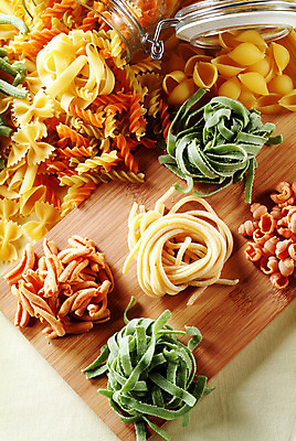 포토 JPG 스튜디오촬영 접시 다수 식재료 유리병 파스타 실내 스파게티 사람없음 다양 면류 면 병 로티니 파르팔레 펜네 국내포토 식기 음식 병_용기 서양음식 내부 파스타면 파일형식