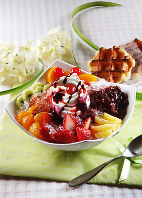 포토 JPG 스튜디오촬영 접시 꽃 과일 딸기 아이스크림 디저트 여름음식 실내 키위 요리 사람없음 장식 숟가락 체리 천 파인애플 빙수 팥 팥빙수 와플 황도 제철음식 국내포토 식물 식기 음식 수저 내부 직물 열대과일 복숭아 제철 파일형식 여름_계절