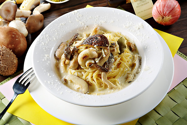 포토 JPG 스튜디오촬영 그릇 접시 음식 포크 실내 스파게티 요리 사람없음 장식 버섯 면류 면 받침대 표고버섯 느타리버섯 풍기스파게티 국내포토 식기 파스타 내부 파일형식