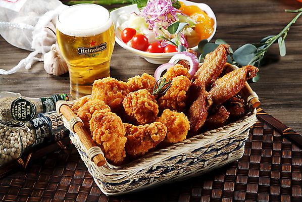 포토 JPG 스튜디오촬영 음식 잎 방울토마토 양파 잔 맥주 주류 실내 요리 사람없음 바구니 치킨 프라이드치킨 닭고기 샐러드 양상추 병 받침대 안주 맥주잔 황도 치맥 국내포토 식물 식기 음료 토마토 채소 술잔 육류 내부 복숭아 닭고기요리 파일형식