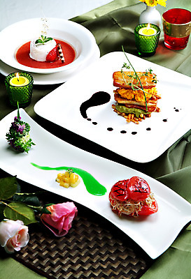 포토 JPG 스튜디오촬영 그릇 접시 꽃 음식 초 촛불 디저트 실내 스테이크 요리 사람없음 장식 컵 받침대 연어스테이크 국내포토 식물 식기 서양음식 내부 파일형식