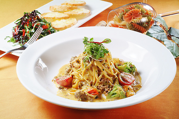 포토 JPG 스튜디오촬영 그릇 접시 음식 포크 와인잔 방울토마토 파스타 실내 스파게티 요리 사람없음 샐러드 면류 면 브로콜리 마늘빵 국내포토 식기 빵 토마토 채소 술잔 서양음식 내부 파일형식