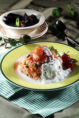 포토 JPG 스튜디오촬영 그릇 접시 음식 포크 잎 방울토마토 새우 실내 요리 사람없음 숟가락 식탁보 새우볶음밥 홍합탕 국내포토 식물 식기 토마토 수저 갑각류 내부 탕 볶음밥 파일형식