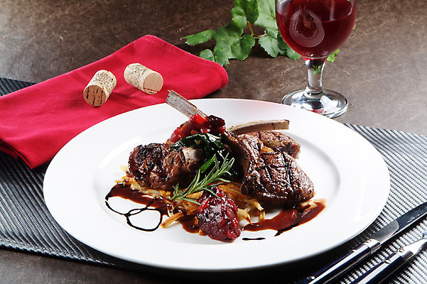 포토 JPG 스튜디오촬영 그릇 접시 음식 와인잔 술잔 실내 스테이크 요리 사람없음 나이프 레드와인 냅킨 코르크 양고기 양갈비 국내포토 식기 잔 서양음식 육류 내부 와인 칼 파일형식